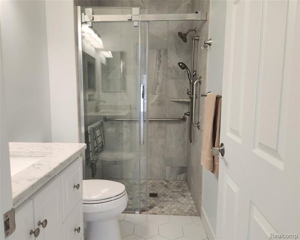 33919 Oakwood Drive, Sterling Heights, MI 48312