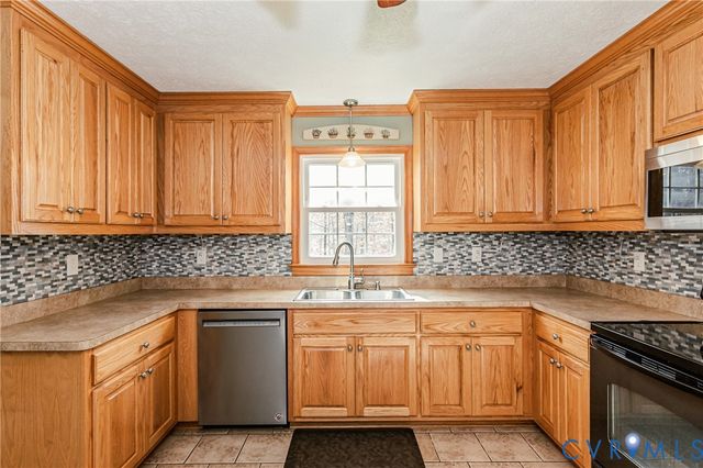 6011 Hingham Dr, New Kent, VA 23124