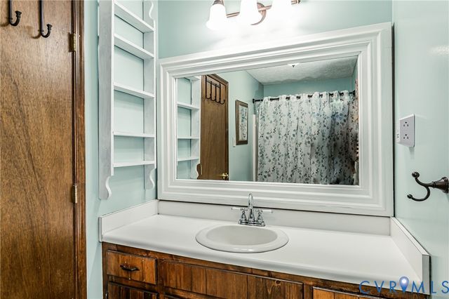 6011 Hingham Dr, New Kent, VA 23124