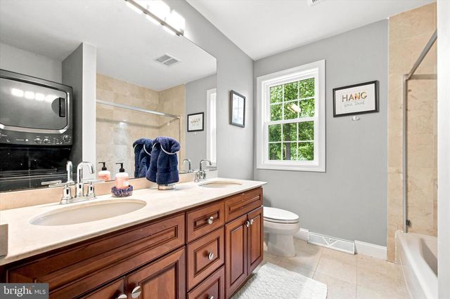 805 LLANELLY LN, Berwyn, PA 19312
