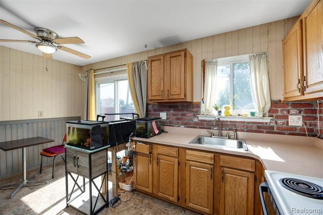 27750 Eastwick Square, Roseville, MI 48066