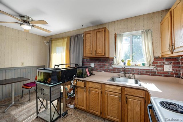 27750 Eastwick Square, Roseville, MI 48066