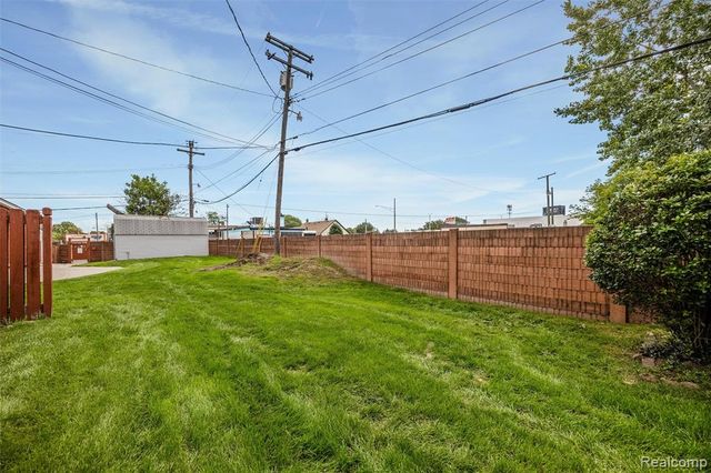 27750 Eastwick Square, Roseville, MI 48066