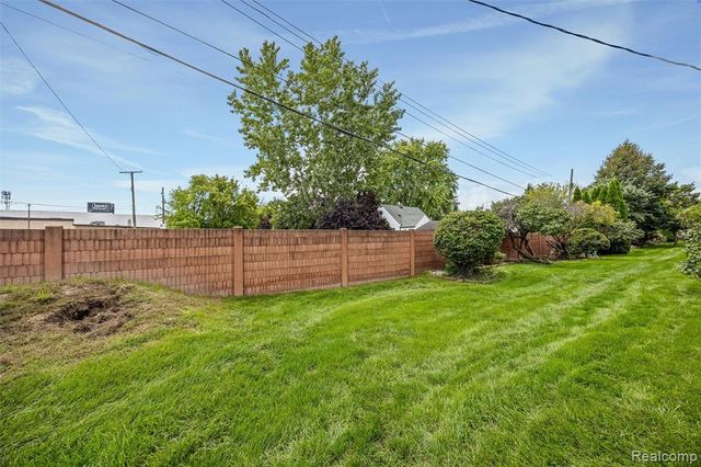 27750 Eastwick Square, Roseville, MI 48066