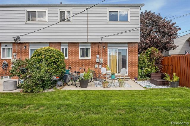 27750 Eastwick Square, Roseville, MI 48066