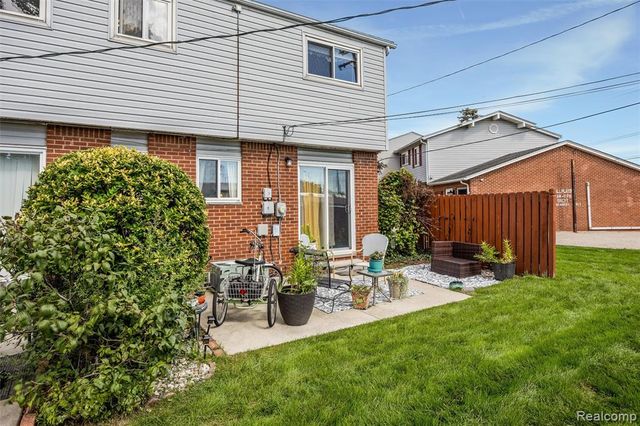 27750 Eastwick Square, Roseville, MI 48066