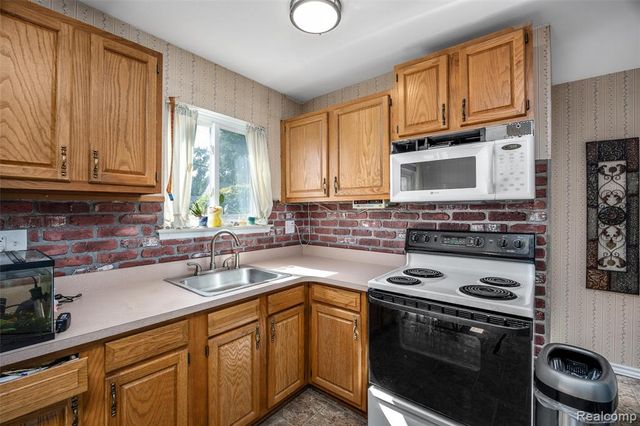 27750 Eastwick Square, Roseville, MI 48066