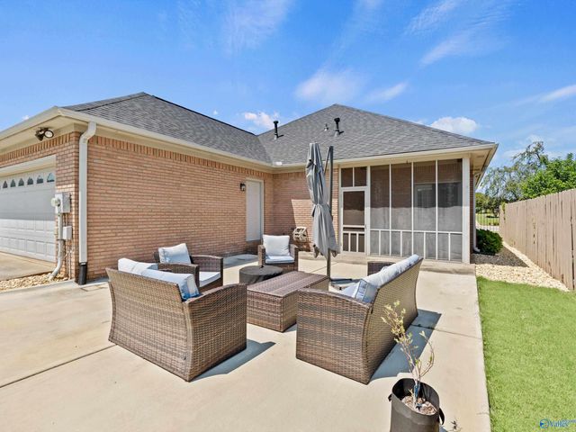 1010 Brookshire Lane SE, Decatur, AL 35601