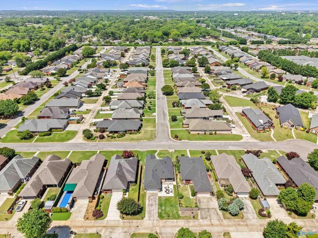 1010 Brookshire Lane SE, Decatur, AL 35601