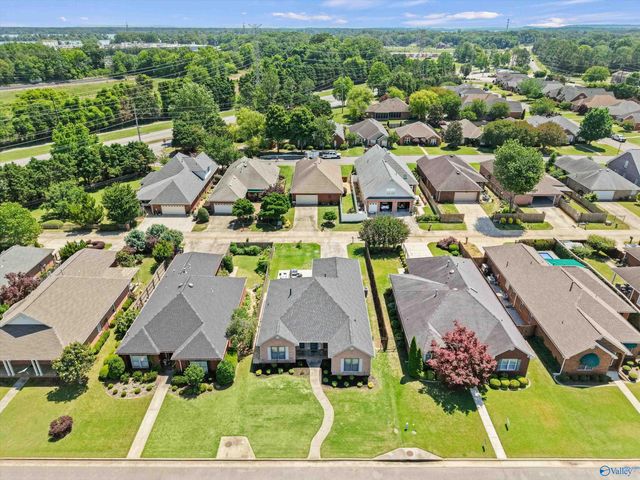 1010 Brookshire Lane SE, Decatur, AL 35601