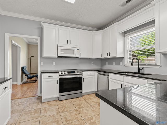 1010 Brookshire Lane SE, Decatur, AL 35601