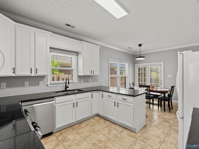 1010 Brookshire Lane SE, Decatur, AL 35601