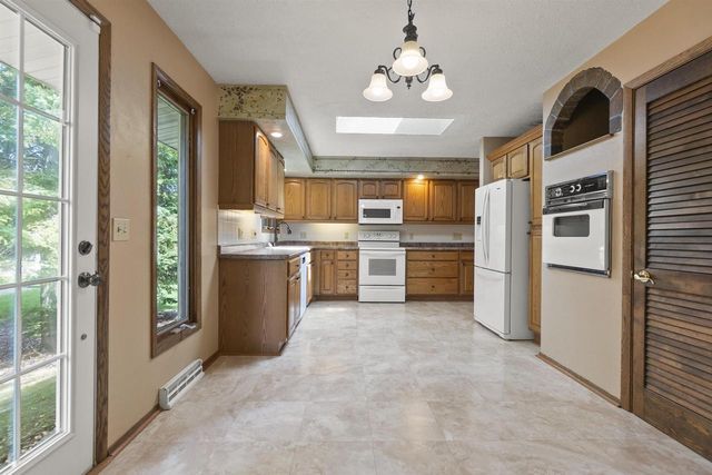 323 OLD PIONEER ROAD, Fond Du Lac, WI 54935