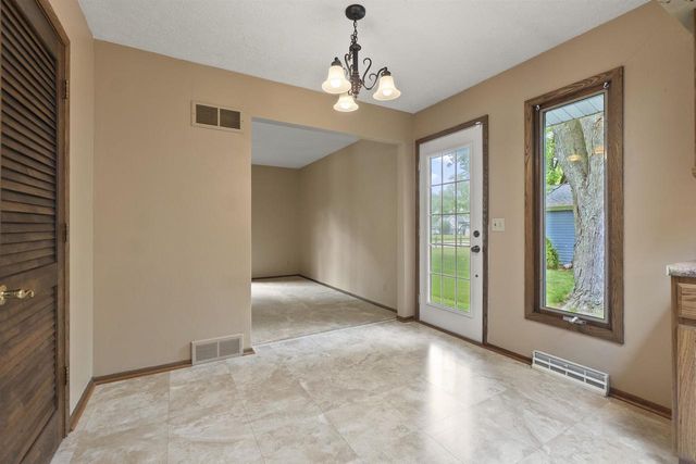 323 OLD PIONEER ROAD, Fond Du Lac, WI 54935