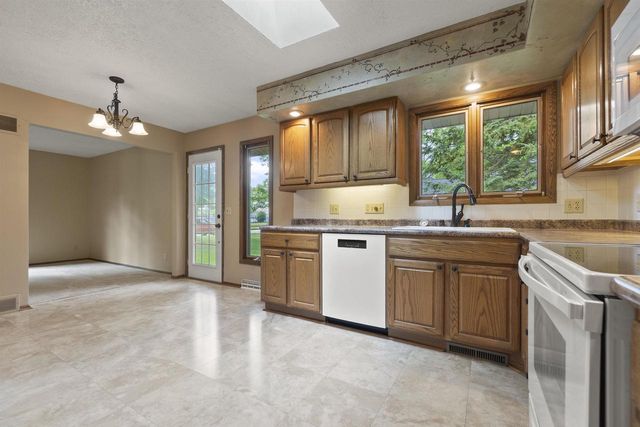323 OLD PIONEER ROAD, Fond Du Lac, WI 54935