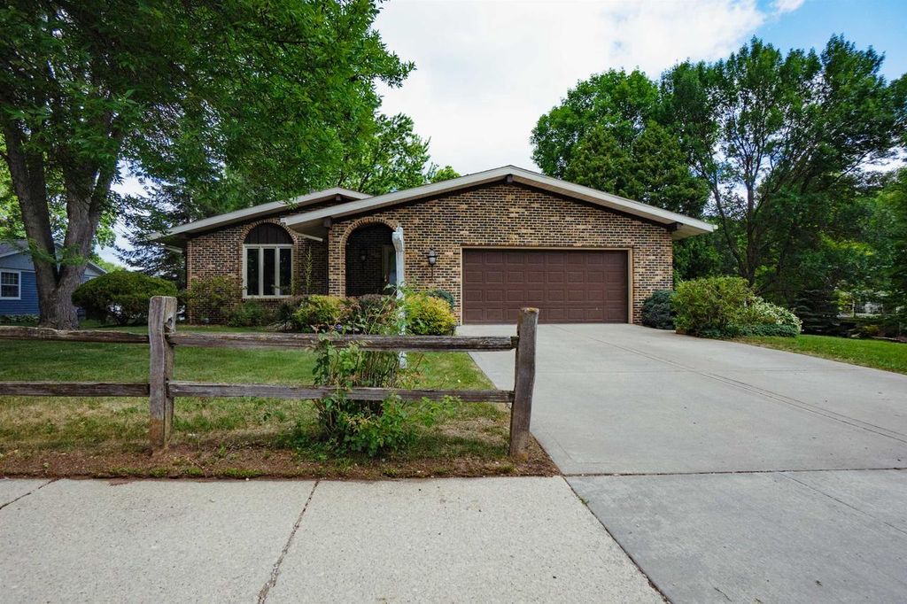 323 OLD PIONEER ROAD, Fond Du Lac, WI 54935