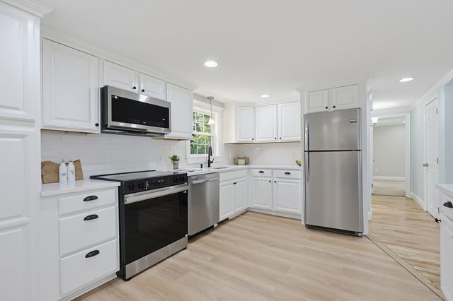 395 Oak St, Franklin, MA 02038