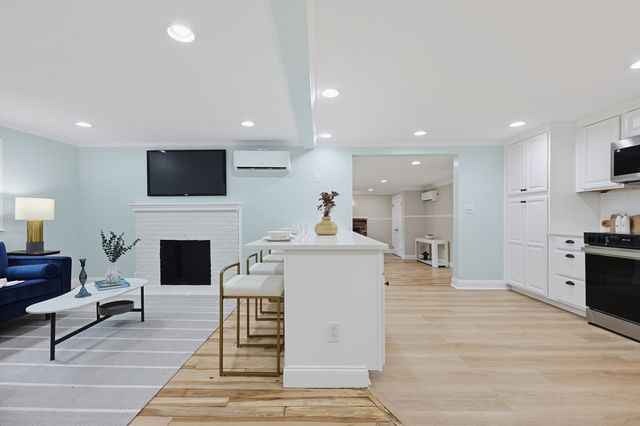 395 Oak St, Franklin, MA 02038