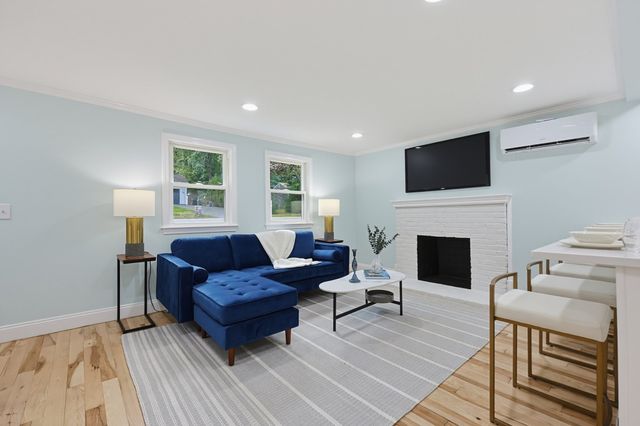 395 Oak St, Franklin, MA 02038