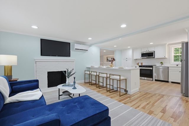 395 Oak St, Franklin, MA 02038