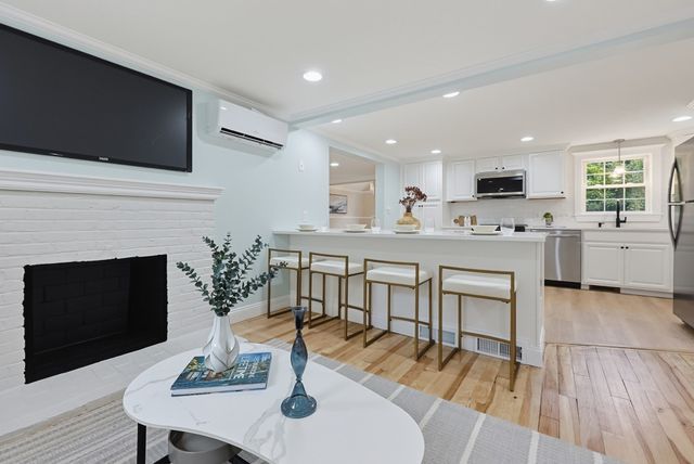 395 Oak St, Franklin, MA 02038