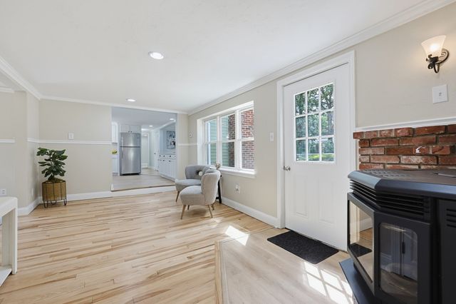 395 Oak St, Franklin, MA 02038