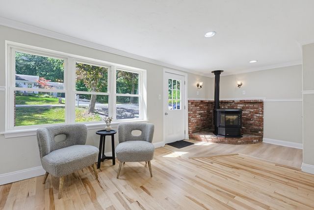 395 Oak St, Franklin, MA 02038