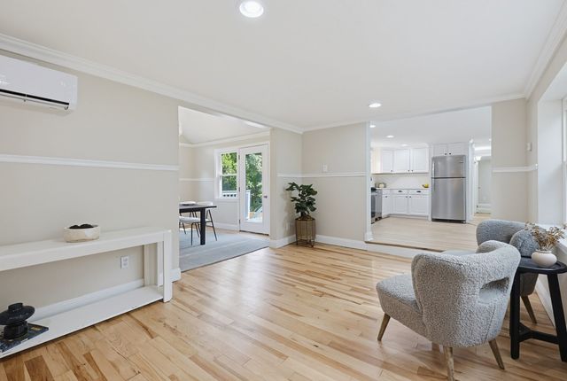 395 Oak St, Franklin, MA 02038