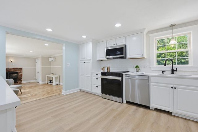 395 Oak St, Franklin, MA 02038