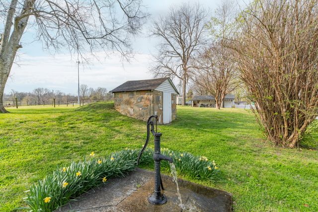 317 N Main St, Cornersville, TN 37047