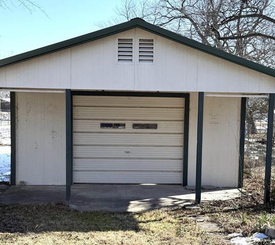 212 College St, Roxton, TX 75477