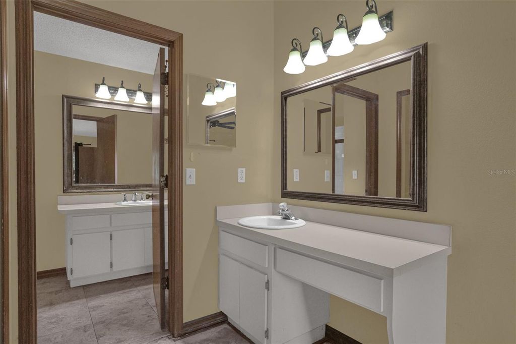Image 16 of property listing at 5119 HEATH DRIVE, Orlando, FL 32812