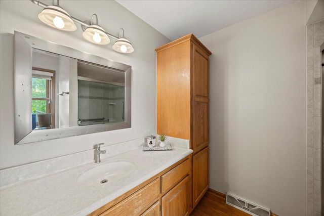 3562 W Jerelin DRIVE, Franklin, WI 53132