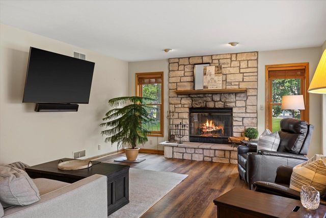 3562 W Jerelin DRIVE, Franklin, WI 53132