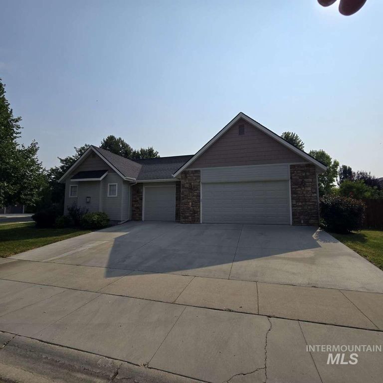 2877 E Shadowwolf Dr, Eagle, ID 83616 photo 2