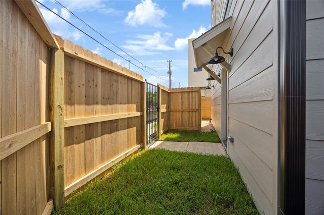 2806 Mills Street, Houston, TX 77026