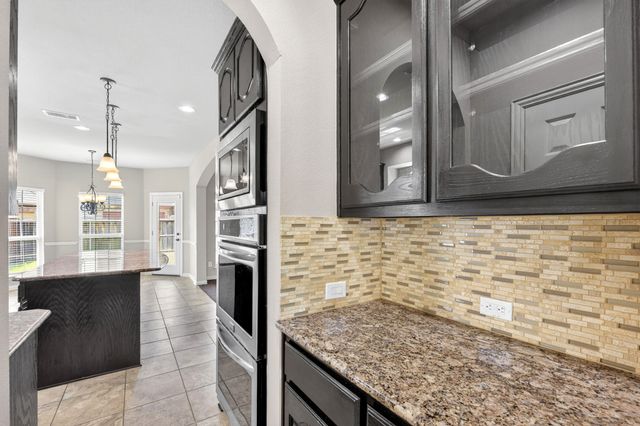 127 Lake Trail Drive, Red Oak, TX 75154