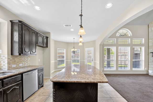 127 Lake Trail Drive, Red Oak, TX 75154