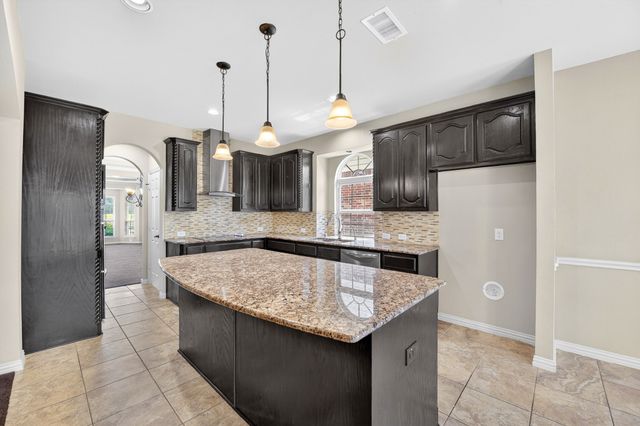 127 Lake Trail Drive, Red Oak, TX 75154