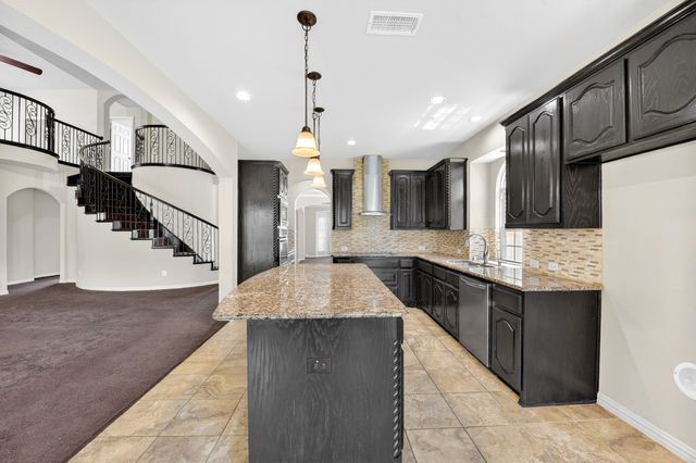 127 Lake Trail Drive, Red Oak, TX 75154