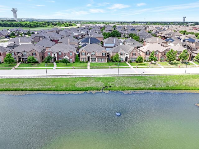 127 Lake Trail Drive, Red Oak, TX 75154