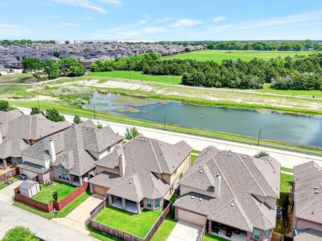 127 Lake Trail Drive, Red Oak, TX 75154