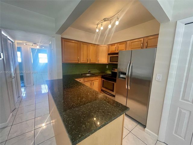 4050 NE 12th Ter 25-1, Oakland Park, FL 33334