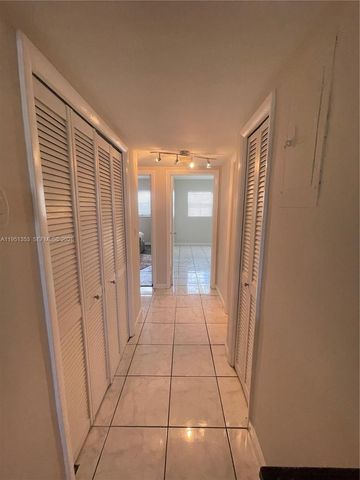 4050 NE 12th Ter 25-1, Oakland Park, FL 33334