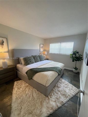 4050 NE 12th Ter 25-1, Oakland Park, FL 33334