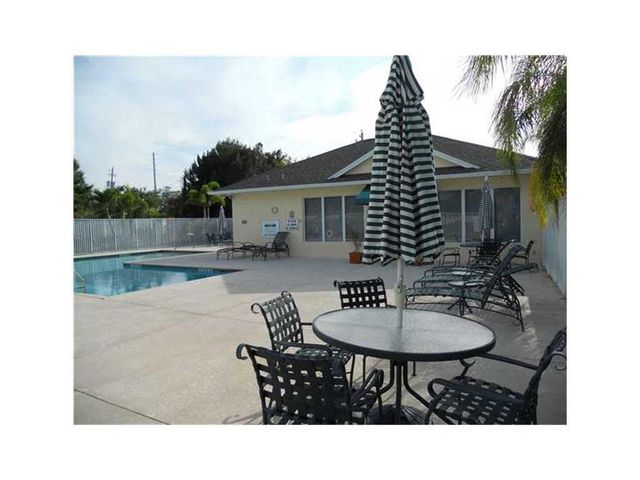 490 6th Street, Vero Beach, FL 32962