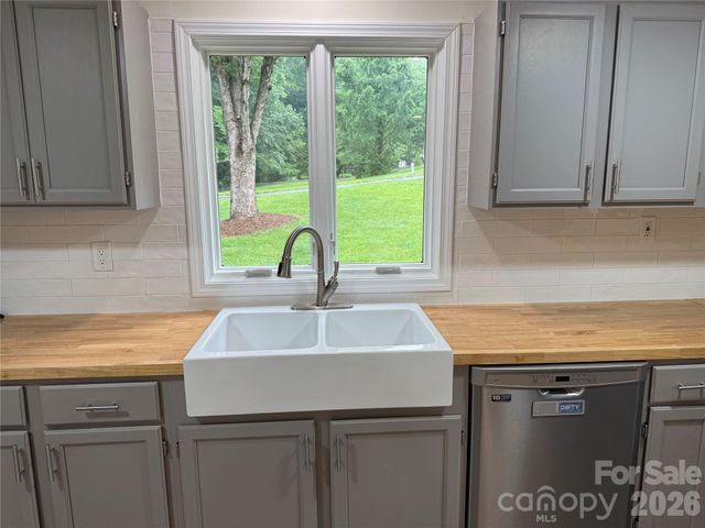 32 Mayfair Drive, Candler, NC 28715