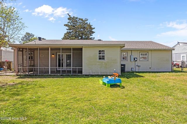 17 Walnut Drive, Jacksonville, NC 28546