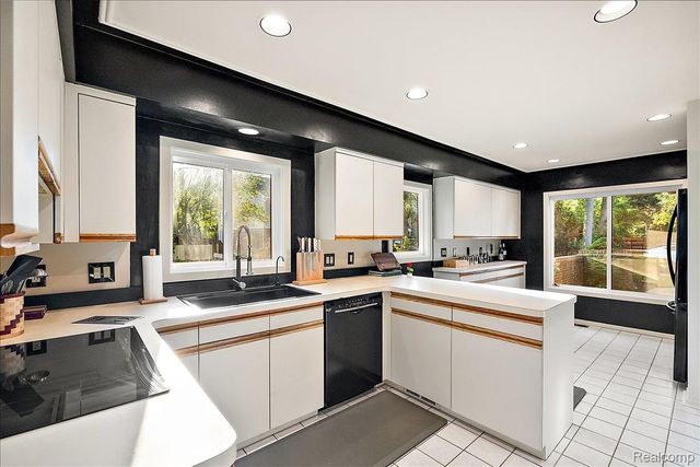 31456 Hunters Circle Drive, Farmington Hills, MI 48334