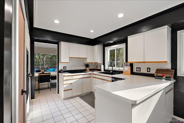 31456 Hunters Circle Drive, Farmington Hills, MI 48334